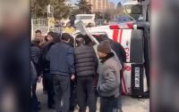 Bakıda xəstə daşıyan ambulans qəzaya düşdü: yaralılar var
