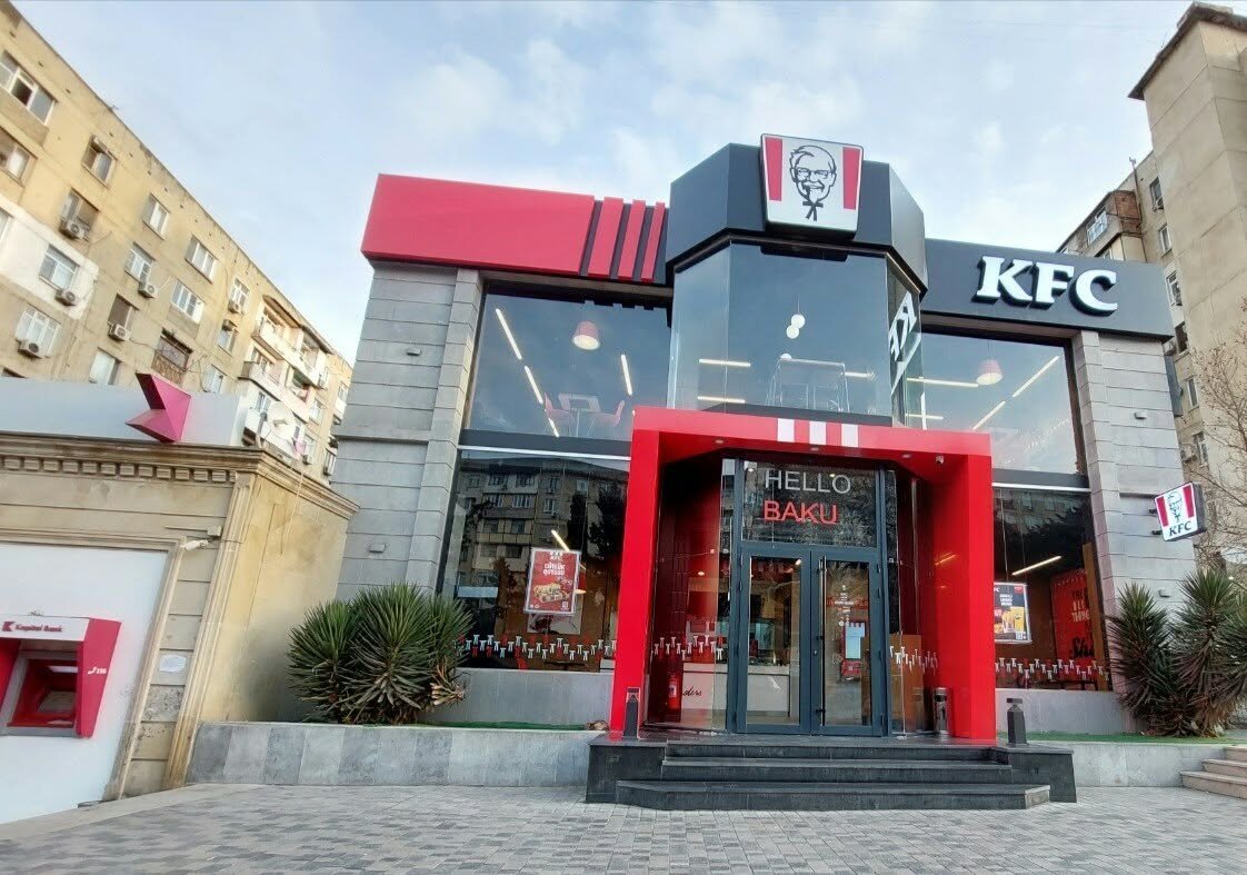 KFC-nin Əcəmi filialında müştərinin yeməyi götürüldü: “Zalda nəzarət edən əməkdaş yox idi”